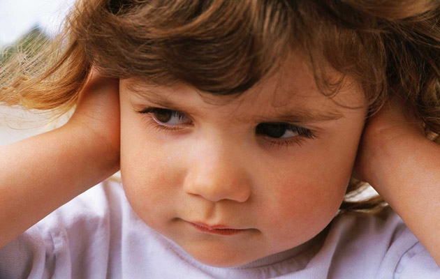 ¿Por qué a mi hijo le duelen los oídos?