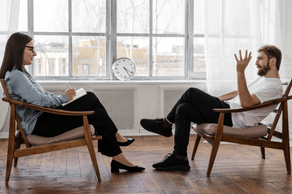 Señor platicando con una terapeuta